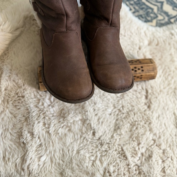 Ugg Akadia Boot in Brown Size 8 - Picture 6 of 12